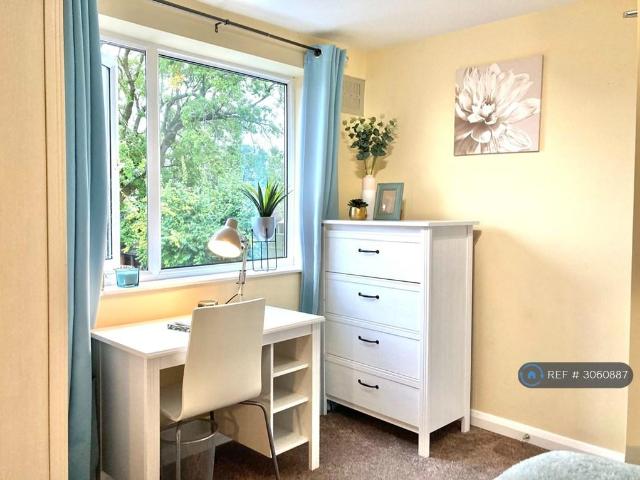 Rowtown, Addlestone, KT15 1 bed in a house share £900 pcm £208 pw