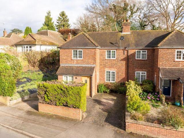 Rowtown, Addlestone KT15 3 bed semi detached house to rent £2,295 pcm £530 pw