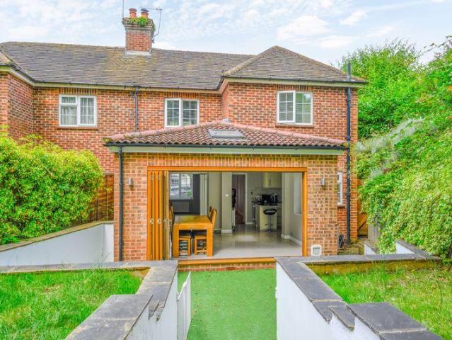 Rowtown, Addlestone KT15 3 bed semi detached house to rent £2,295 pcm £530 pw