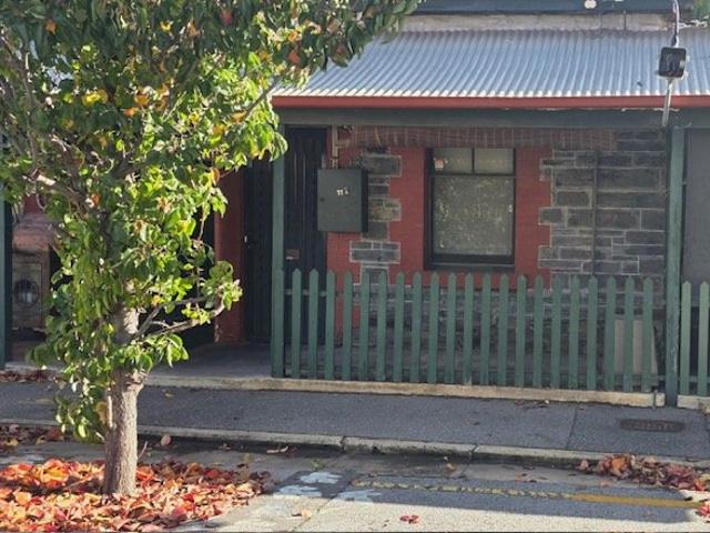 Row cottage in a quiet cul de sac, 2/3 bedrooms metres from Chinatown
