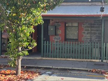 Row cottage in a quiet cul de sac, 2/3 bedrooms metres from Chinatown
