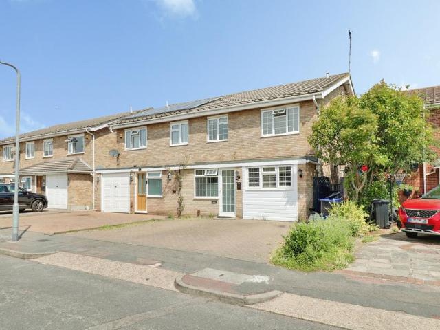 Rowan Walk, Leigh on sea, SS9 4 bed semi detached house to rent £2,250 pcm £519 pw
