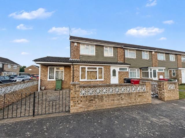 Rowan Way, Slough SL2 4 bed end of terrace house to rent £2,300 pcm £531 pw