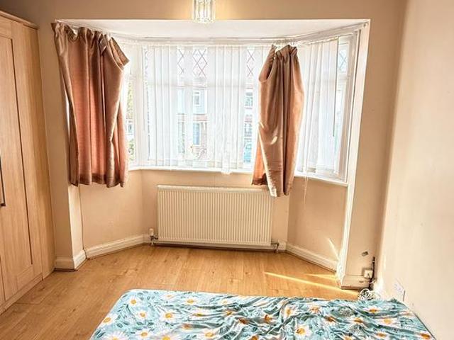 Rowan Avenue, Hove BN3 1 bed in a house share to rent £700 pcm £162 pw