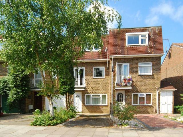 Rowan Close, Ealing, London, W5 4 bed house to rent £3,500 pcm £808 pw