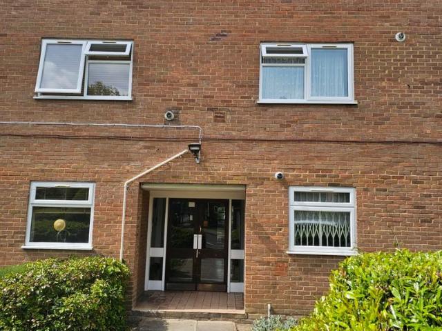 Rowan Close, London W5 2 bed flat to rent £1,800 pcm £415 pw