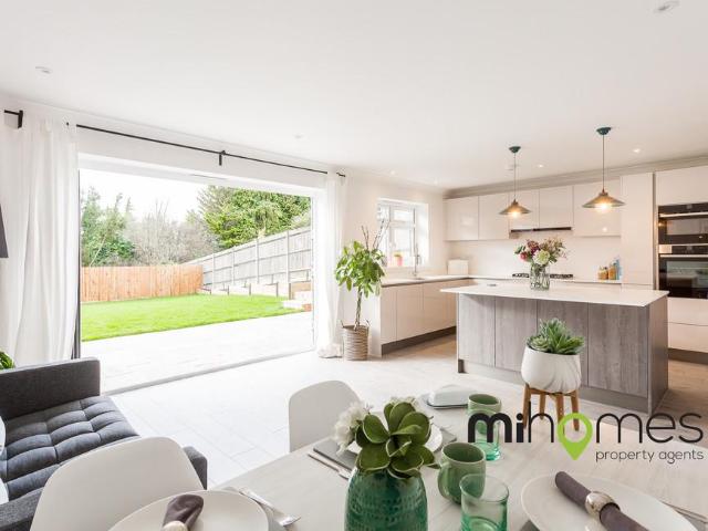 Rowantree Road, Enfield 5 bed detached house to rent £4,750 pcm £1,096 pw