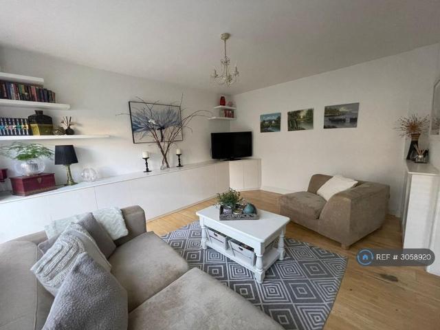 Rowditch Lane, London, SW11 3 bed semi detached house to rent £2,900 pcm £669 pw