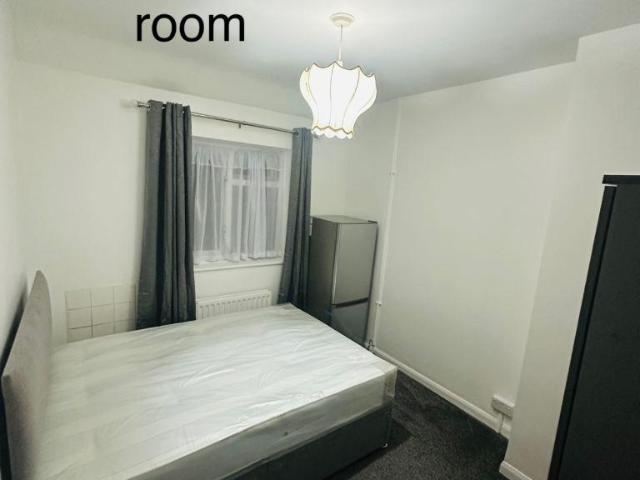Rowdowns Road, Dagenham RM9 1 bed in a house share to rent £800 pcm £185 pw