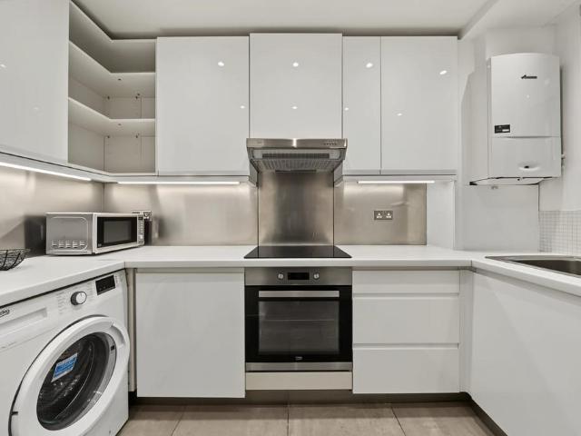 Rowland Hill House, Nelson Square. 1 bed flat to rent £2,100 pcm £485 pw