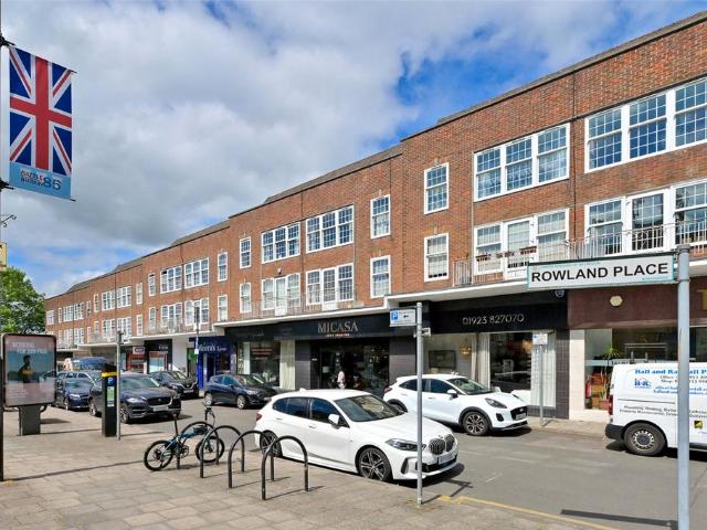 Rowland Place, Green Lane, Northwood. 2 bed apartment to rent £1,850 pcm £427 pw