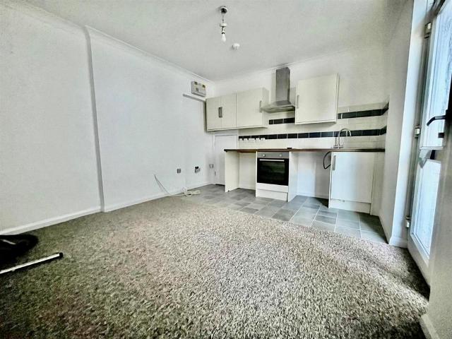 Rowlands Road, Worthing 1 bed apartment to rent £925 pcm £213 pw