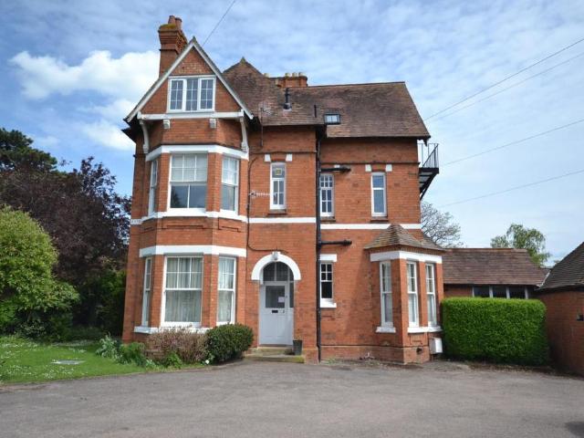 Rowley Crescent, Stratford Upon Avon. 1 bed flat to rent £750 pcm £173 pw