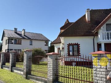 Urokliwy dom w stylu zamku z kominkiem i tarasem