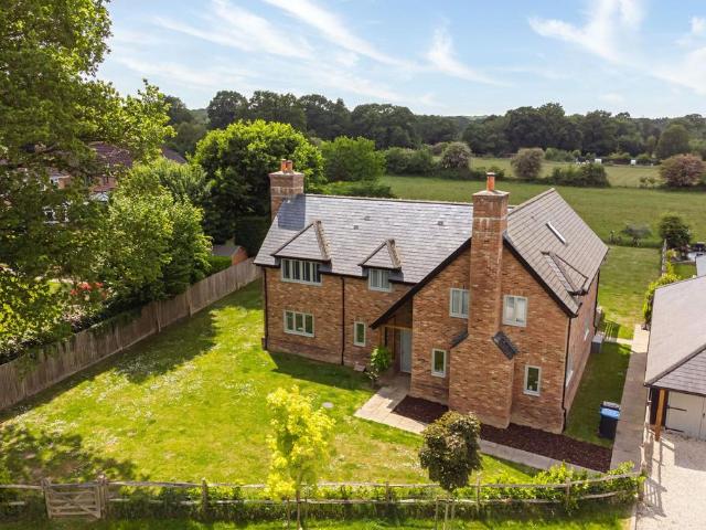 Rowplatt Lane, East Grinstead RH19 4 bed detached house to rent £4,300 pcm £992 pw