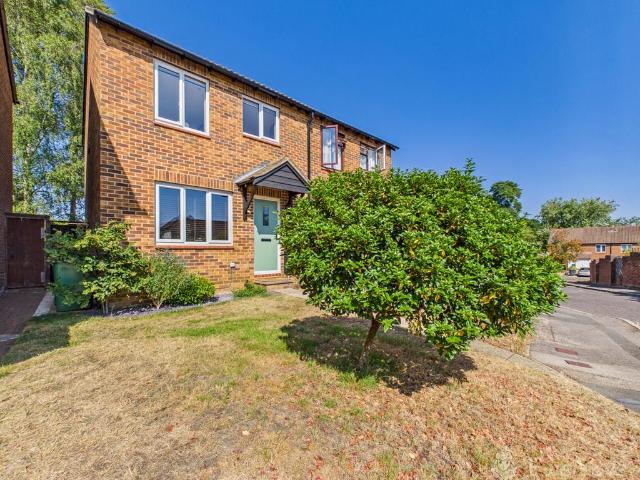 Roxburghe Close, Whitehill, Bordon. 3 bed semi detached house to rent £1,550 pcm £358 pw