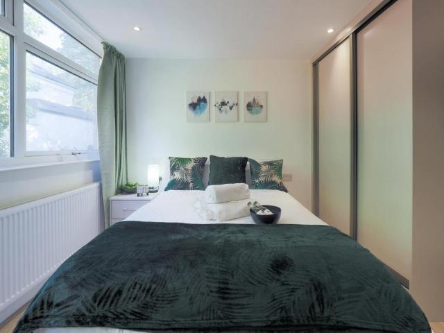 Roxeth Hill, Harrow HA2 1 bed in a house share to rent £1,100 pcm £254 pw