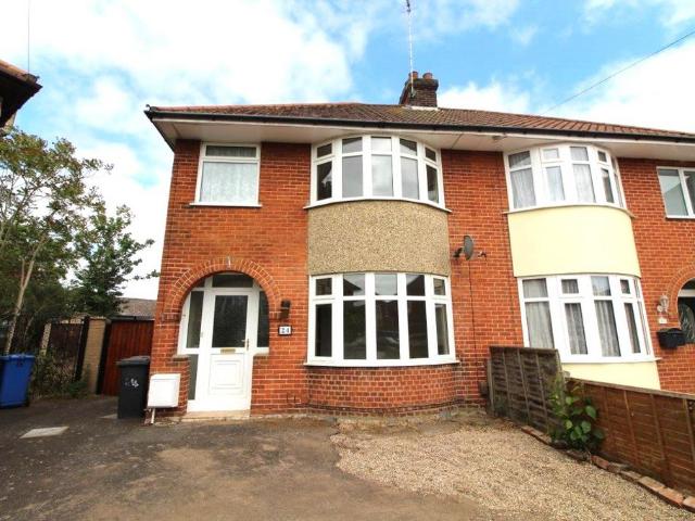 Roy Avenue, Ipswich, IP3 3 bed terraced house to rent £1,300 pcm £300 pw