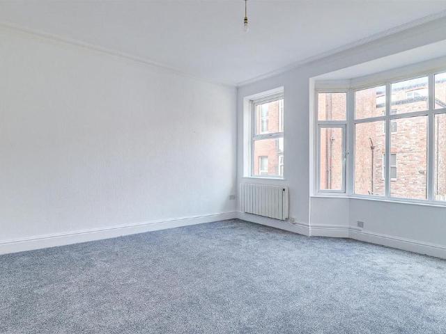 Royal Terrace, Southport PR8 Studio to rent £600 pcm £138 pw