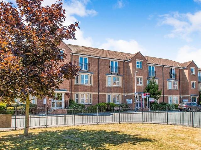 Royal Troon Drive, West Yorkshire WF1 2 bed apartment to rent £895 pcm £207 pw