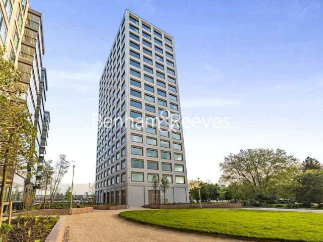Royal Wharf Walk, London, E16 3 bed apartment to rent £3,600 pcm £831 pw