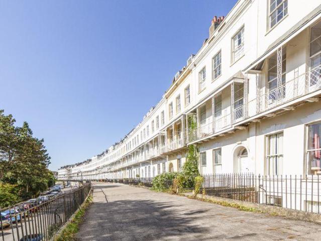 Royal York Crescent, Bristol 3 bed apartment to rent £4,000 pcm £923 pw