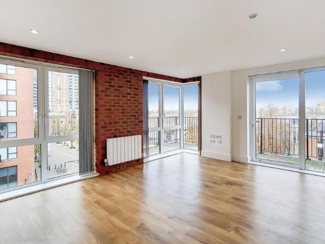 Royal Arsenal, Woolwich, London, SE18 3 bed flat to rent £2,800 pcm £646 pw