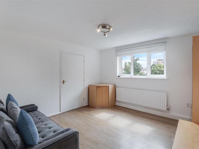 Royal Connaught Apartments, Silvertown 2 bed apartment to rent £1,950 pcm £450 pw
