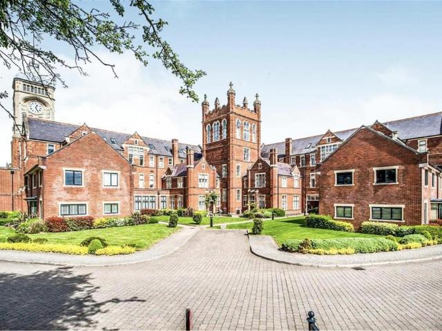 Royal Connaught Drive, Bushey WD23 1 bed flat to rent £1,600 pcm £369 pw