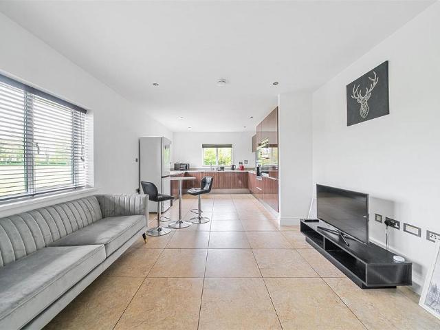 Royal Connaught Drive, Bushey WD23 2 bed apartment to rent £2,400 pcm £554 pw