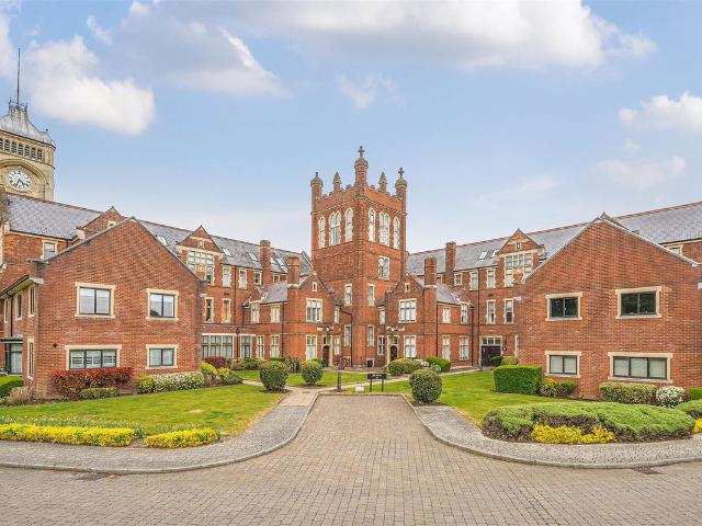 Royal Connaught Drive, Bushey WD23, 2 bed flat to rent, £2,600 pcm | PrimeLocation