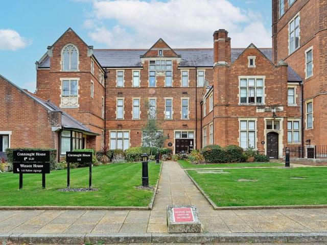 Royal Connaught Drive, WD23 2RB. 2 bed flat to rent £2,300 pcm £531 pw
