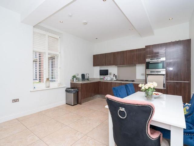 Royal Connaught, WD23, Bushey, WD23 2 bed flat to rent £2,250 pcm £519 pw