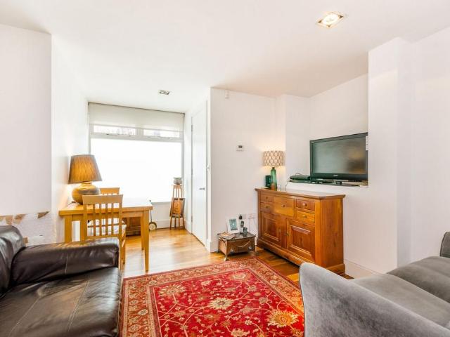 Royal College Street, Camden, London. 2 bed flat to rent £3,034 pcm £700 pw