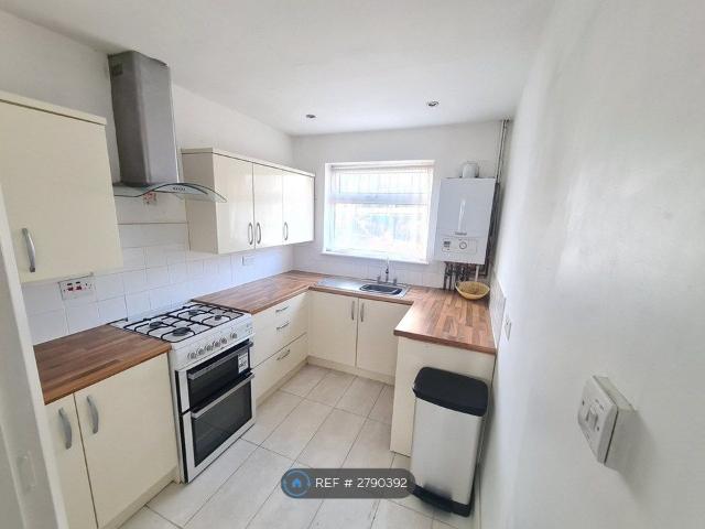 Royal Court, Brentwood CM14, 2 bed flat to rent, £1,650 pcm | PrimeLocation