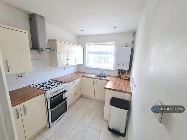 Royal Court, Brentwood, CM14 2 bed flat to rent £1,650 pcm £381 pw