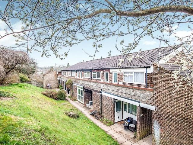 Royal Court, Hertfordshire HP3 2 bed flat to rent £1,475 pcm £340 pw