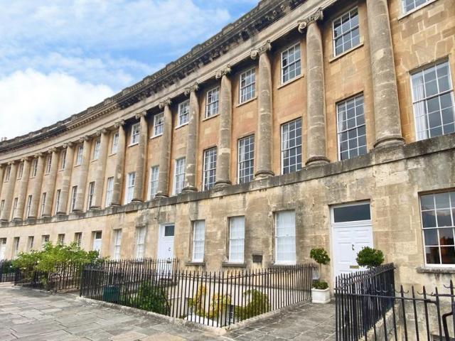 Royal Crescent, Bath, BA1 3 bed flat to rent £2,750 pcm £635 pw
