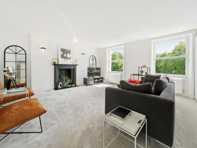 Royal Crescent Holland Park London. 3 bed flat to rent £5,499 pcm £1,269 pw