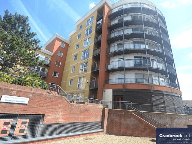 Royal Crescent, IG2 7JY 2 bed apartment to rent £1,900 pcm £438 pw