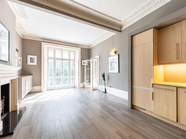 Royal Crescent, Kensington, London, W11 1 bed flat to rent £2,800 pcm £646 pw