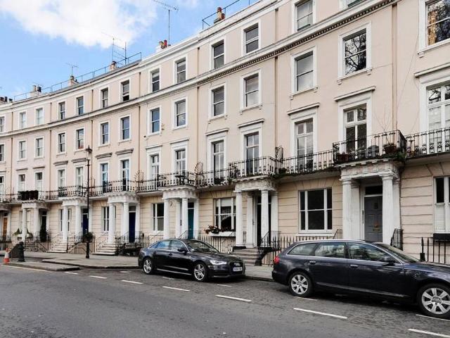 Royal Crescent, London W11 1 bed flat to rent £2,750 pcm £635 pw