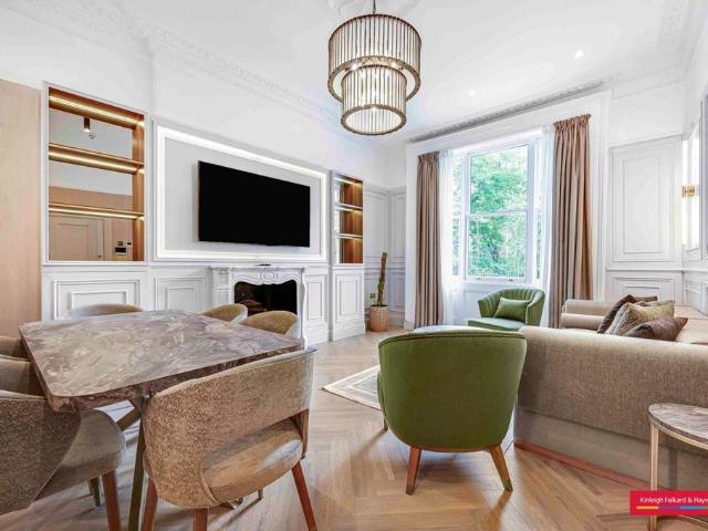 Royal Crescent, London, W11 2 bed flat to rent £5,000 pcm £1,154 pw