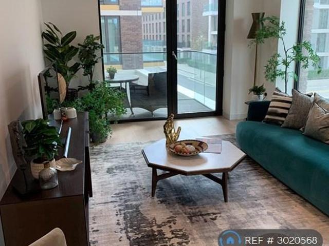Royal Crest Avenue, London, E16 2 bed flat to rent £2,650 pcm £612 pw