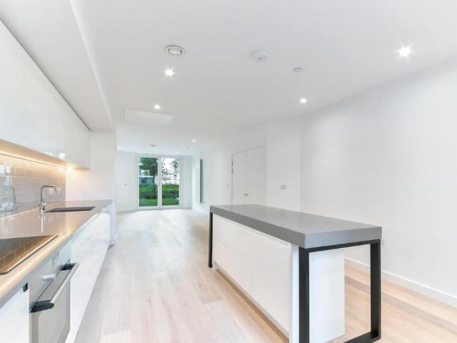 Royal Crest Avenue, Royal Wharf. 4 bed townhouse to rent £4,000 pcm £923 pw