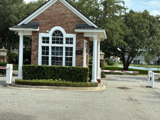 Royal Crest Dr
