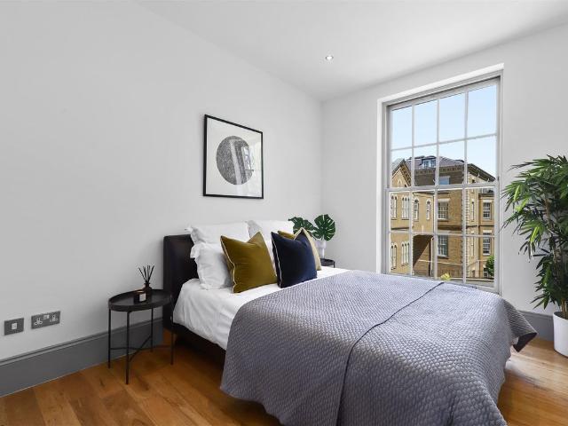 Royal Drive, London N11, 2 bed flat to rent, £2,100 pcm | PrimeLocation
