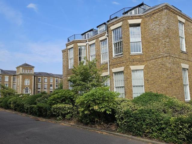 Royal Drive, London N11 3 bed apartment to rent £2,600 pcm £600 pw