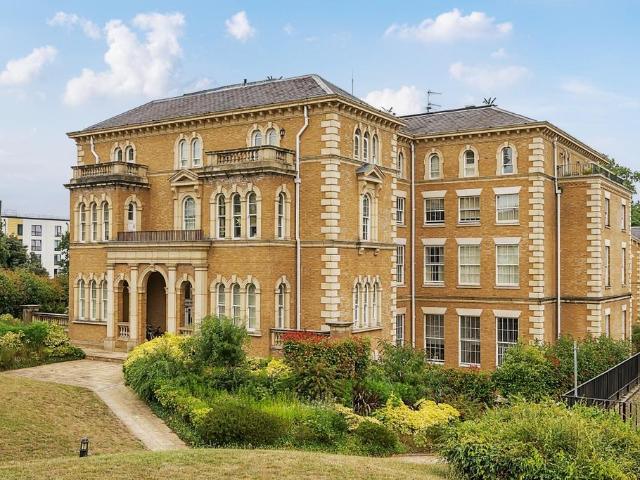 Royal Drive London N11 3 bed flat to rent £3,400 pcm £785 pw