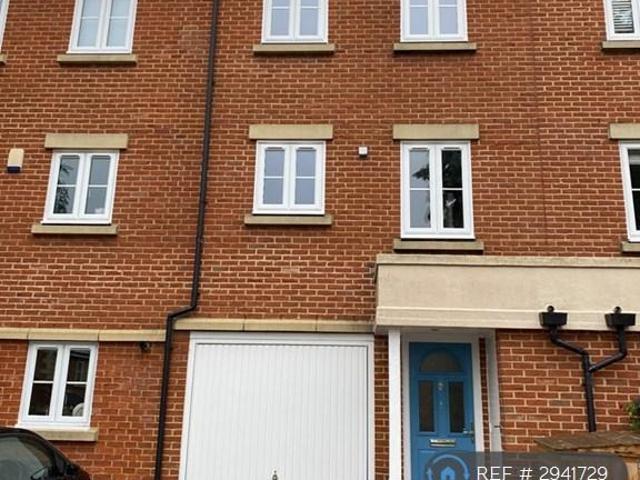 Royal Earlswood Park, Redhill, RH1 3 bed terraced house to rent £2,250 pcm £519 pw
